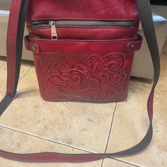PATRICIA NASH PRIZZI BERRY RED TOOLED LEATHER CROSSBODY PURSE - Picture 7 of 10